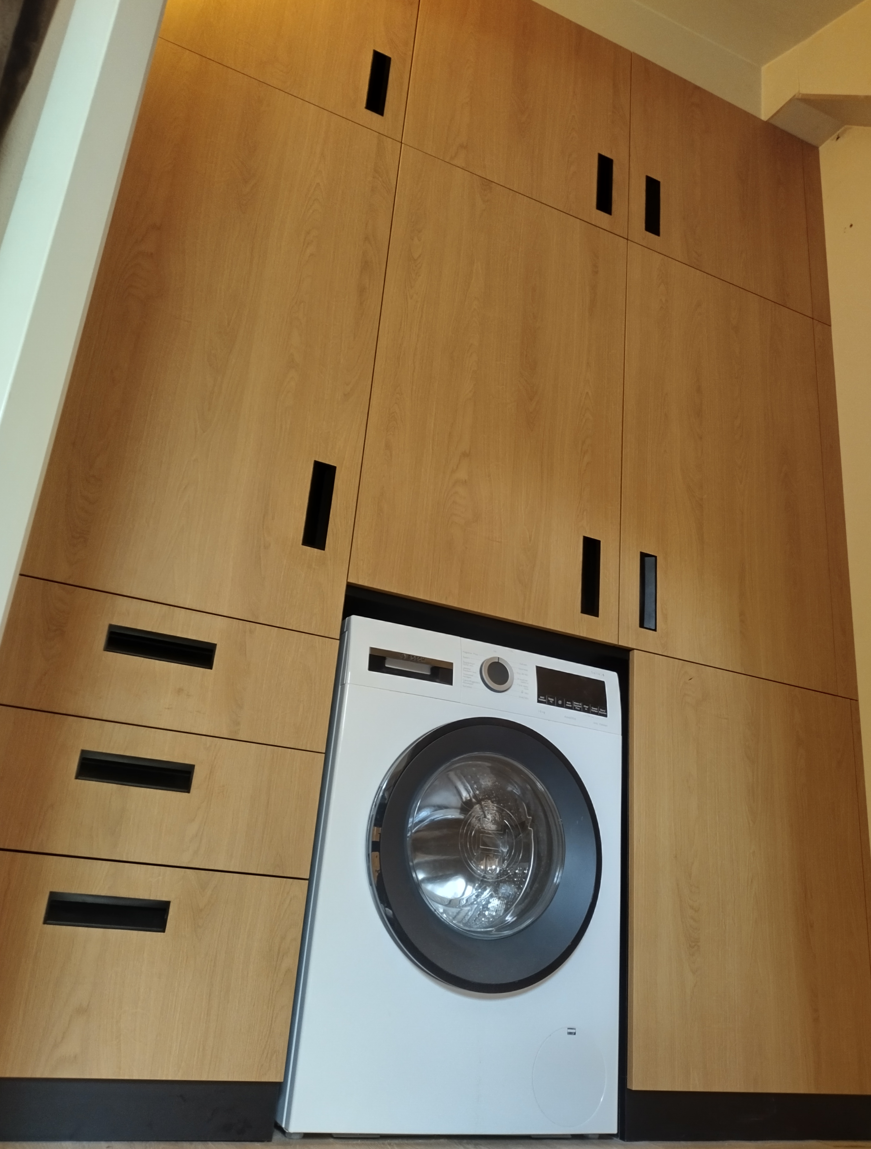 Maatwerk kledingkast op overloop van eiken met geïntegreerde technische ruimte