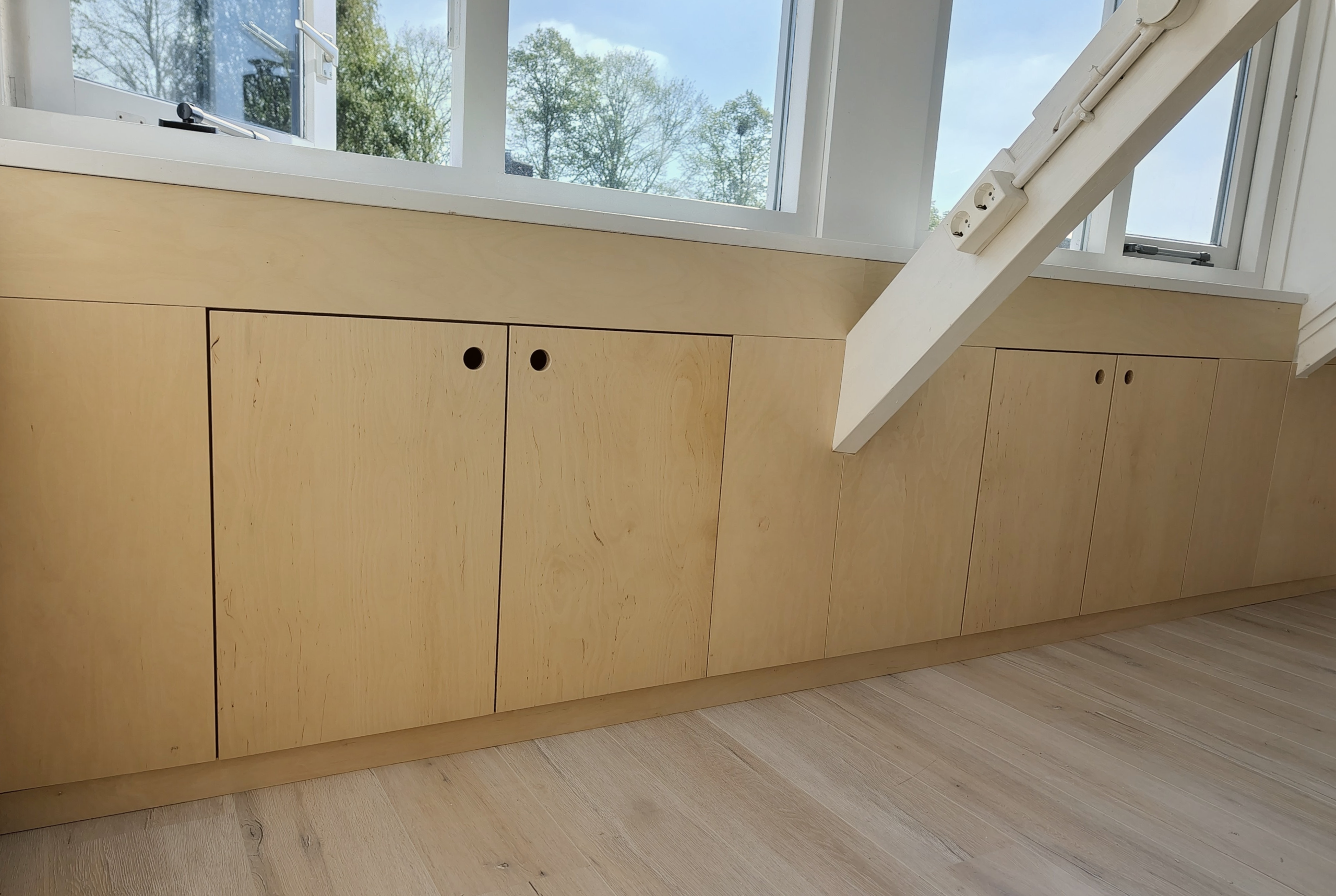Knieschotten op maat onder dakkapel en schuin dak