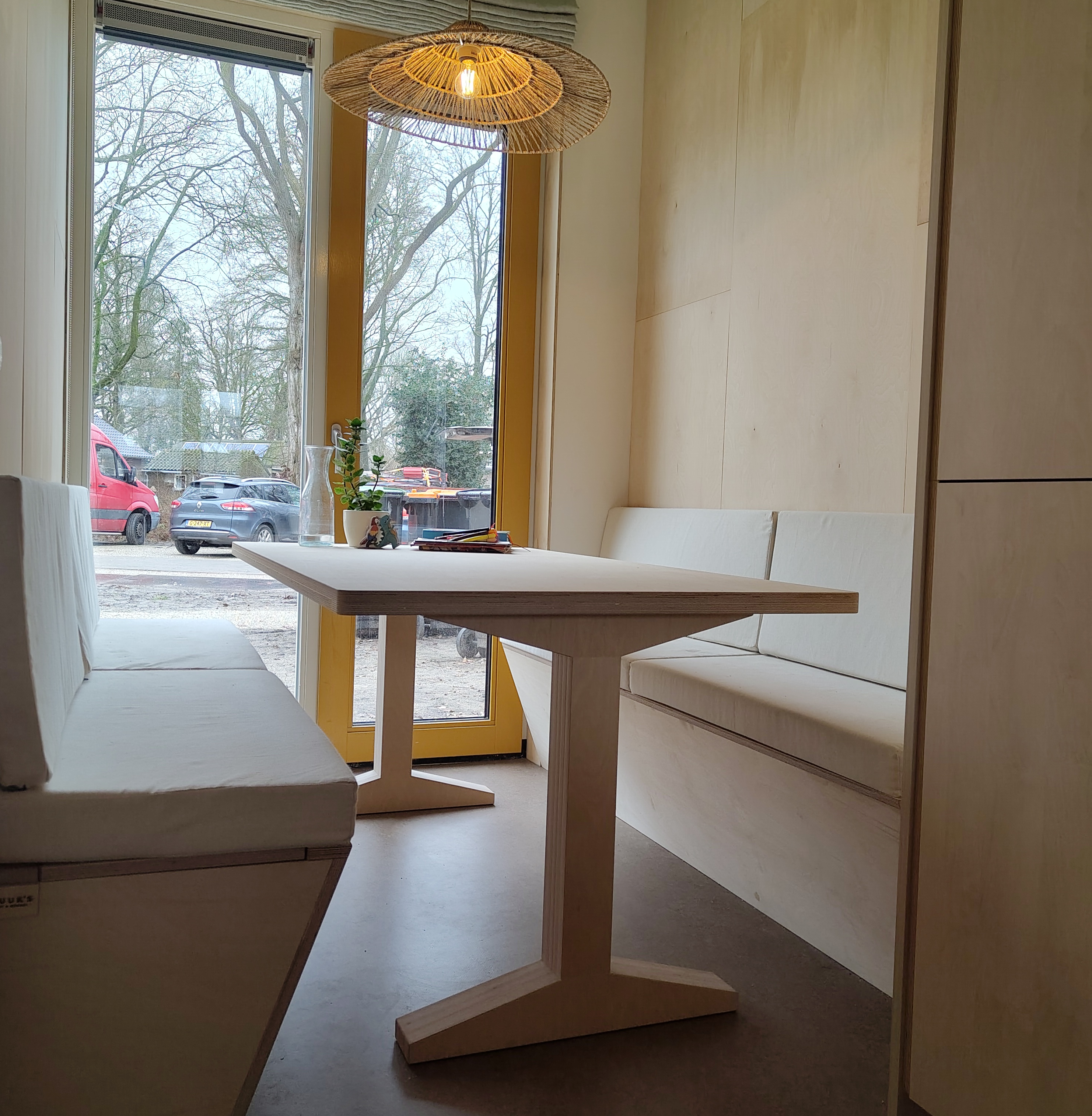 Maatwerk eethoek met eetbank en eettafel van berken multiplex in Scandinavische minimalistische stijl met opbergruimte in de zittingen