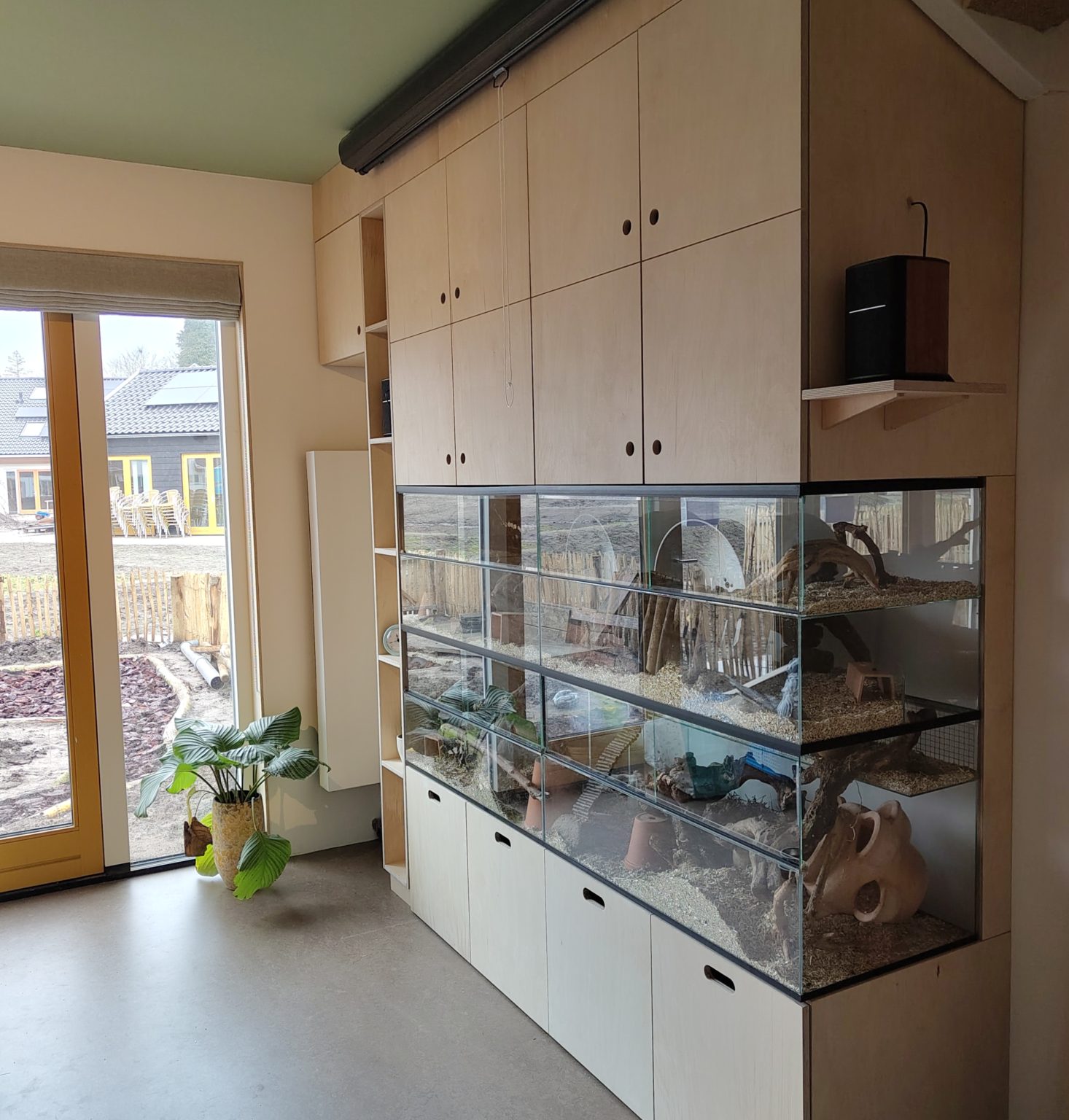 Wandmeubel op maat van berken multiplex in woonkamer