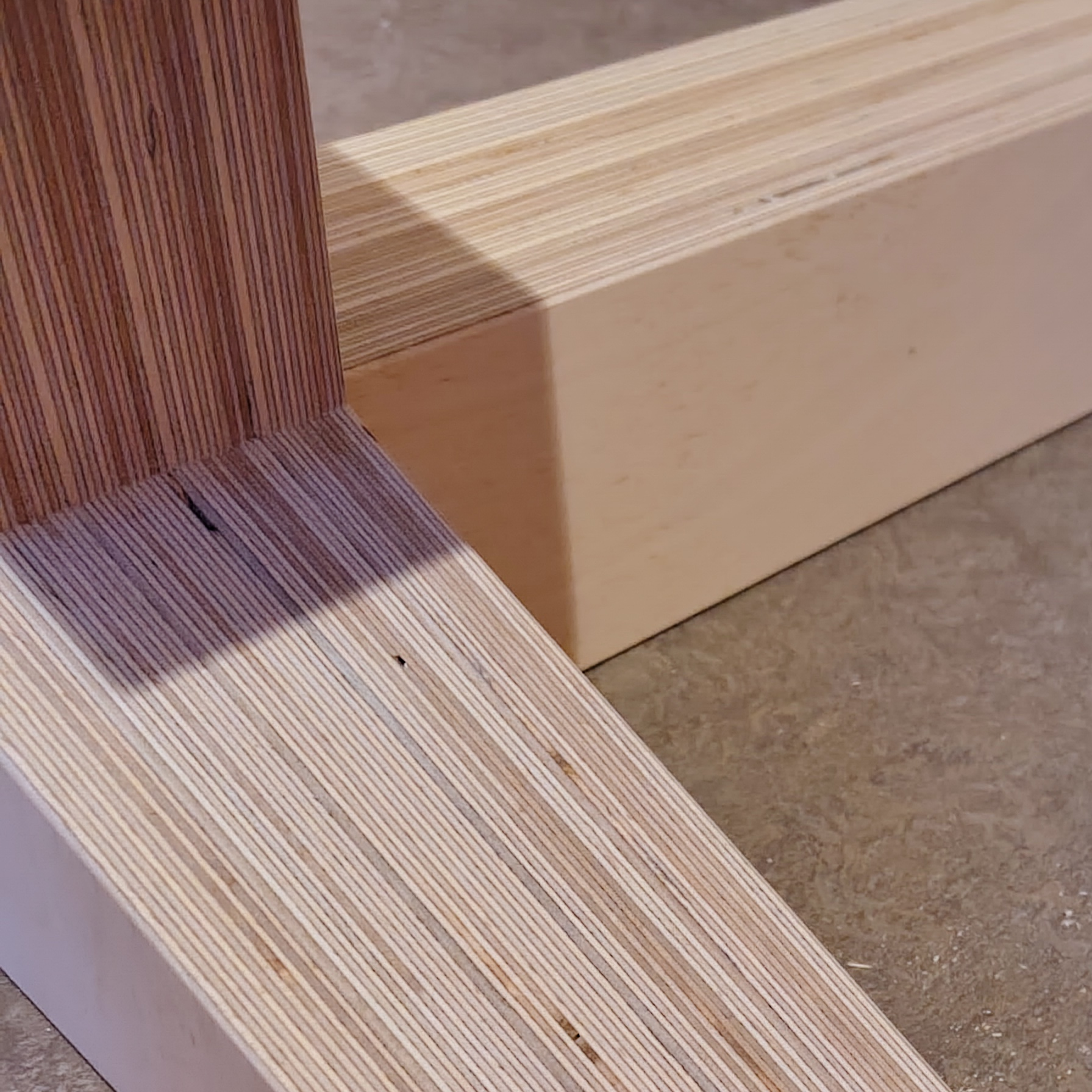 Gelaagde berken multiplex tafelpoten gemaakt circulaire reststroom door meubelmaker Amersfoort