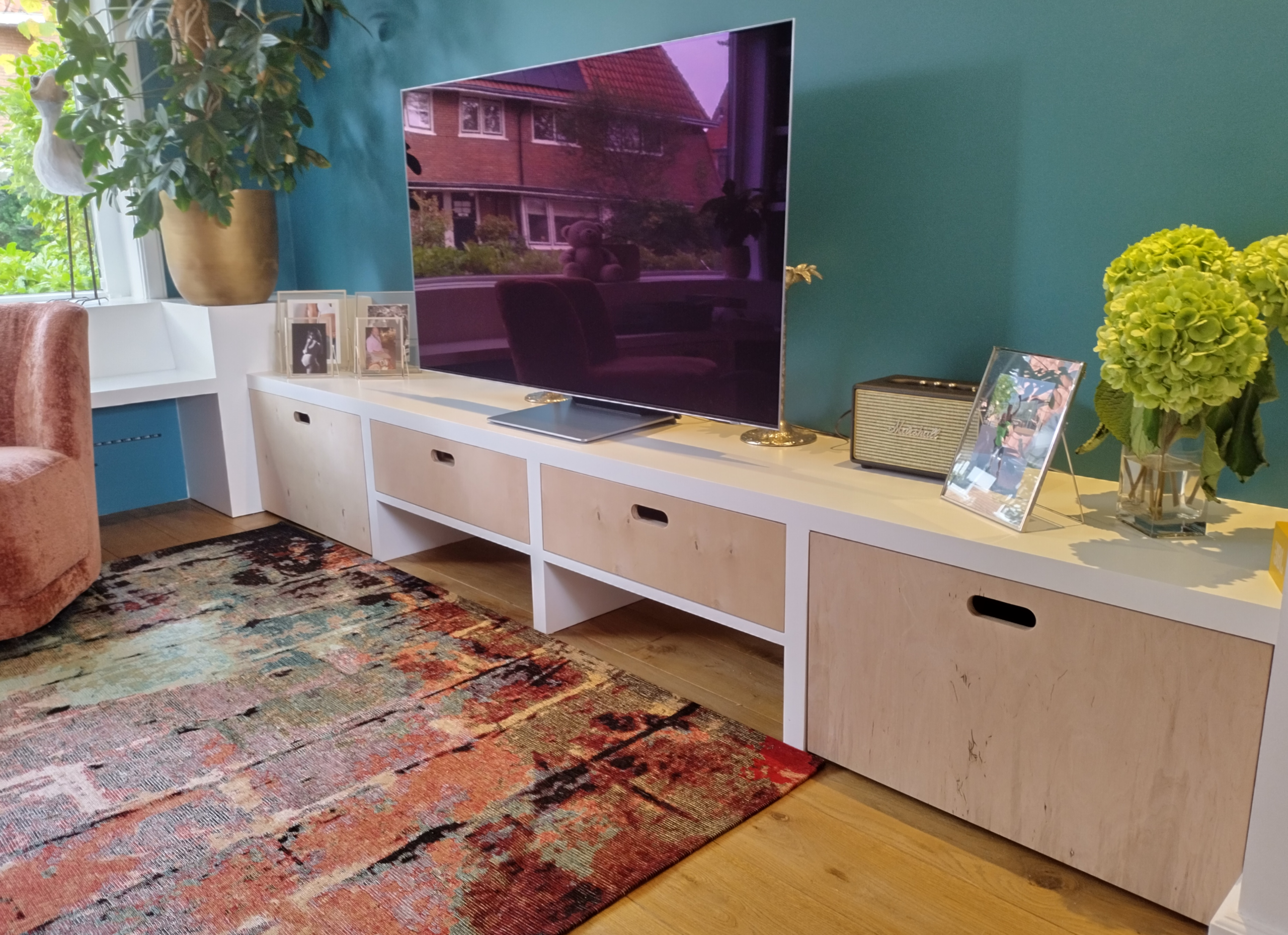 Maatwerk tv-meubel met geïntegreerde lades en rolbakken in bestaande woonkamerkast