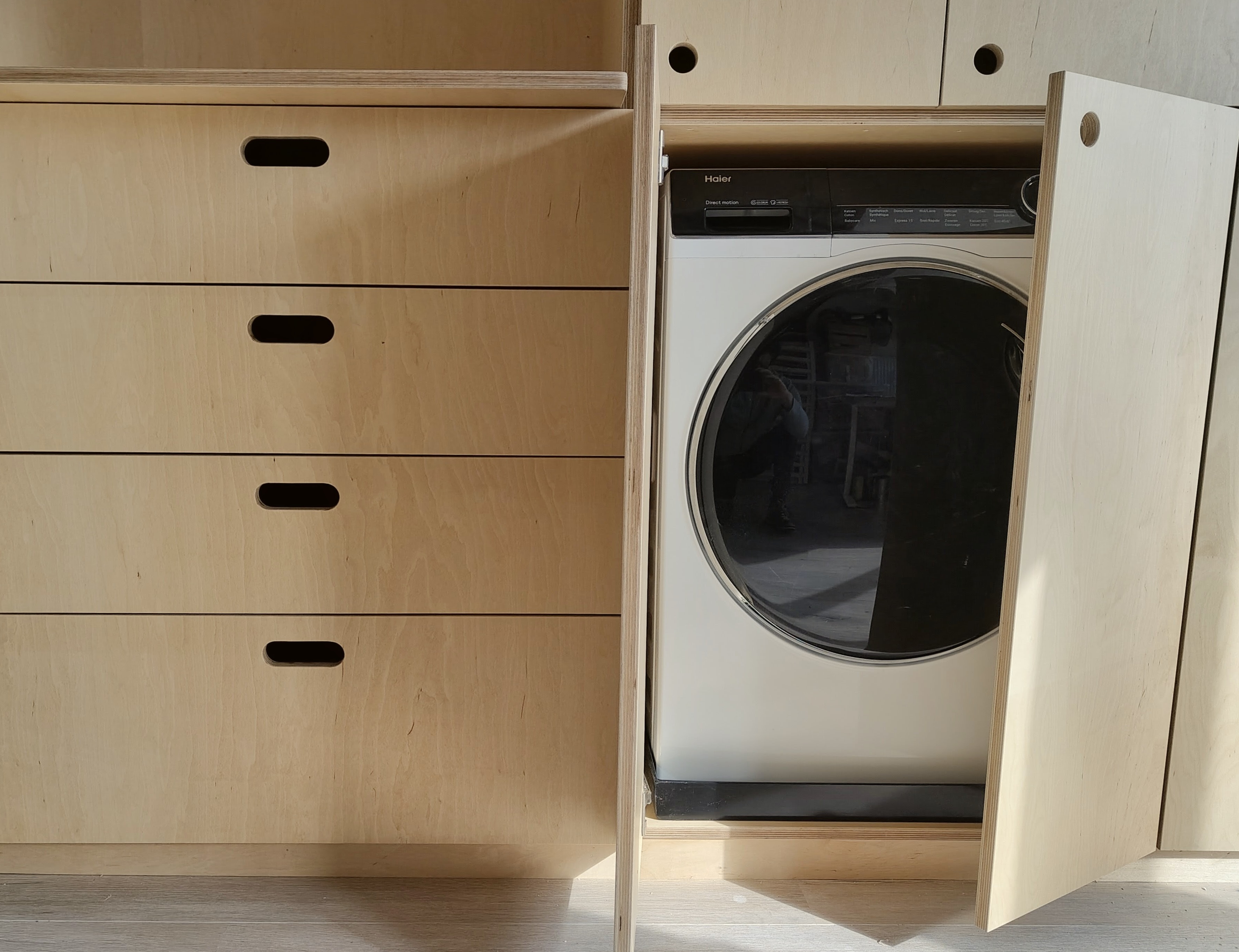Wasmachine weggewerkt achter kastdeuren op zolder
