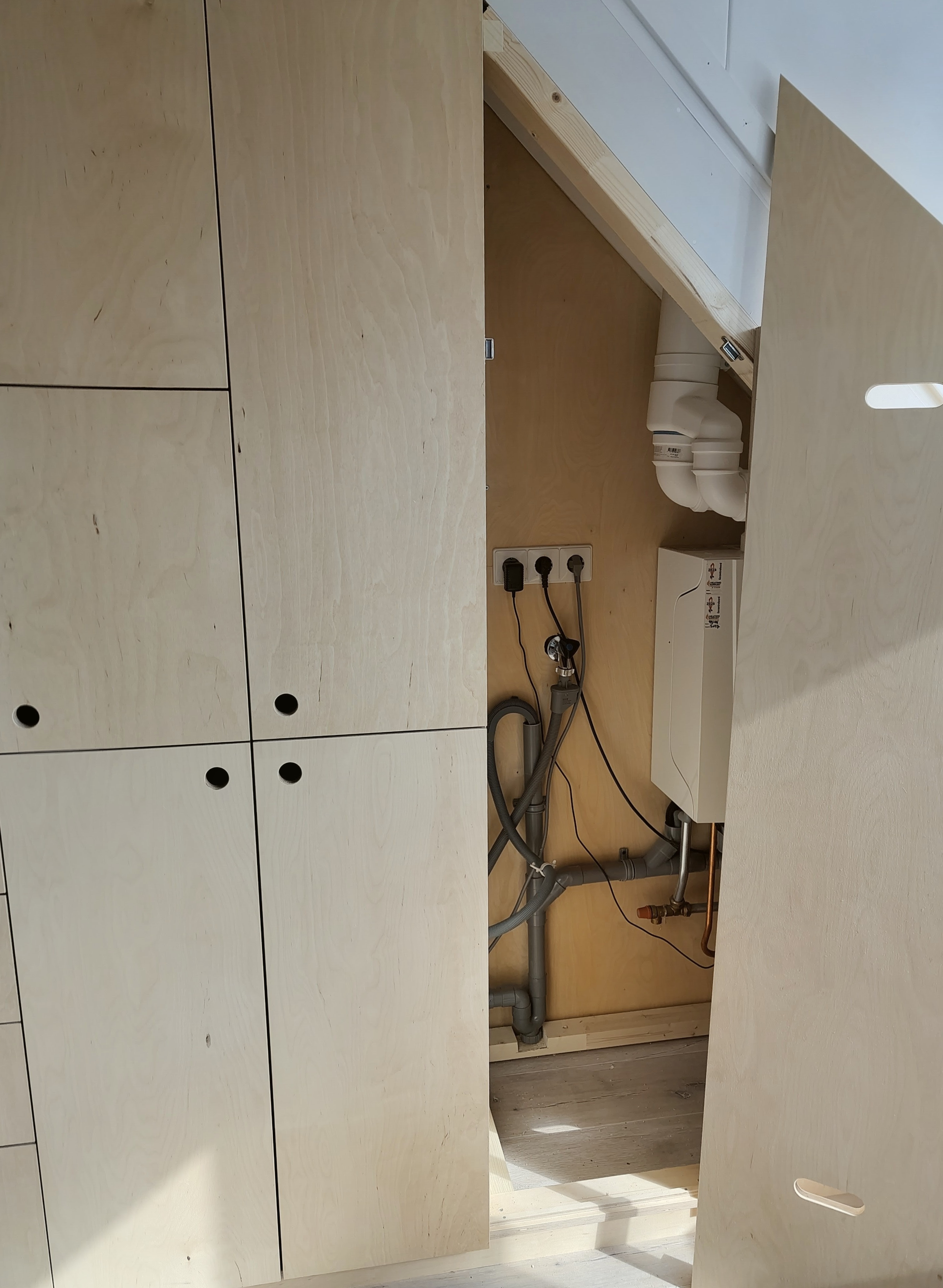 Installaties netjes weggewerkt achter paneeldeur in maatwerkkast