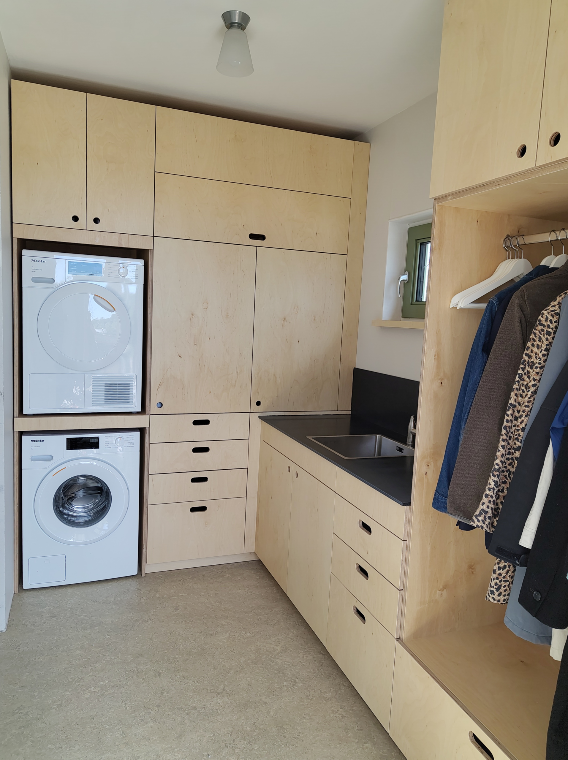 Bijkeuken op maat Amersfoort met wasmachine droger en opbergruimte