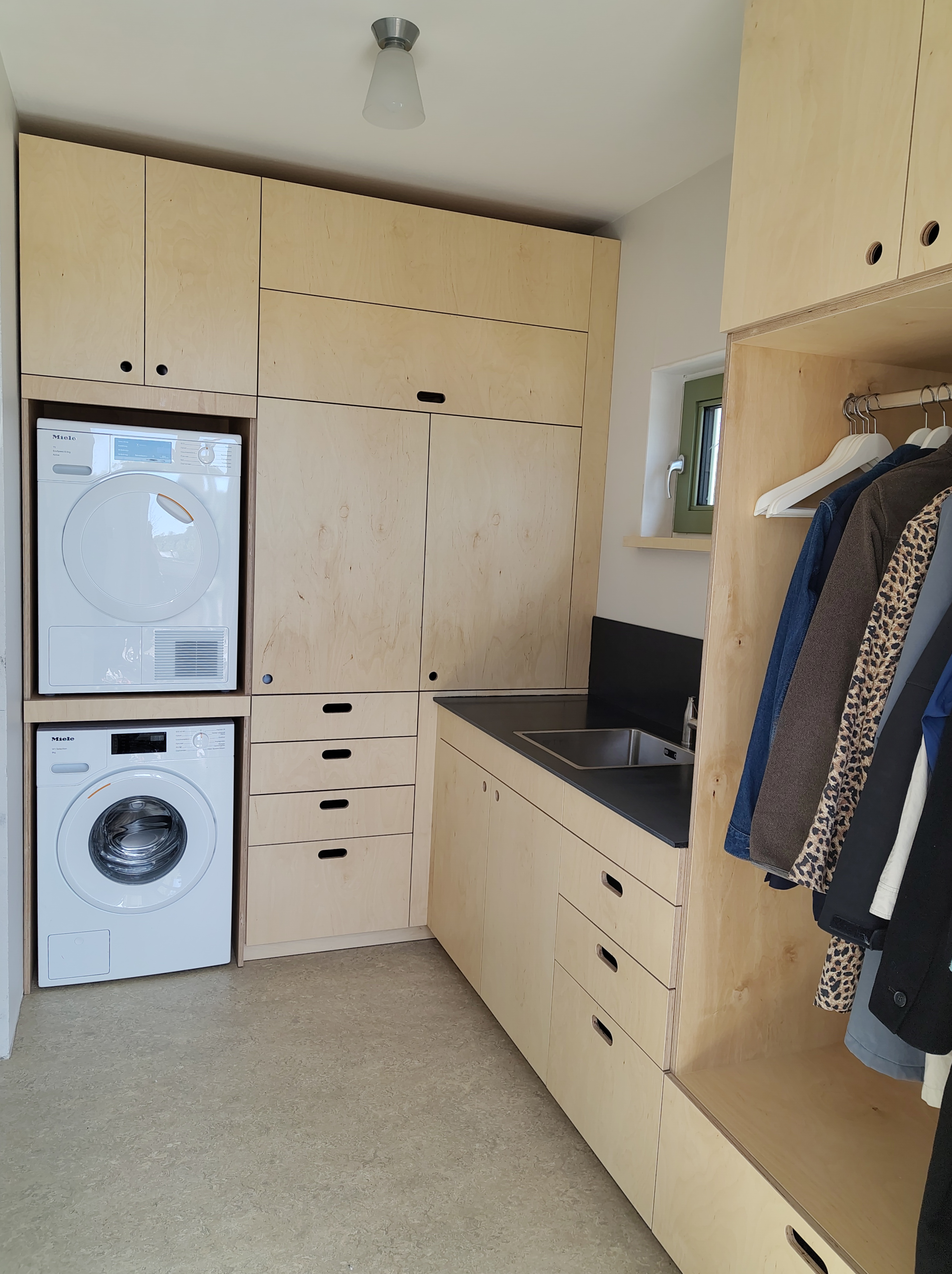 Bijkeuken op maat Amersfoort met wasmachine droger en opbergruimte