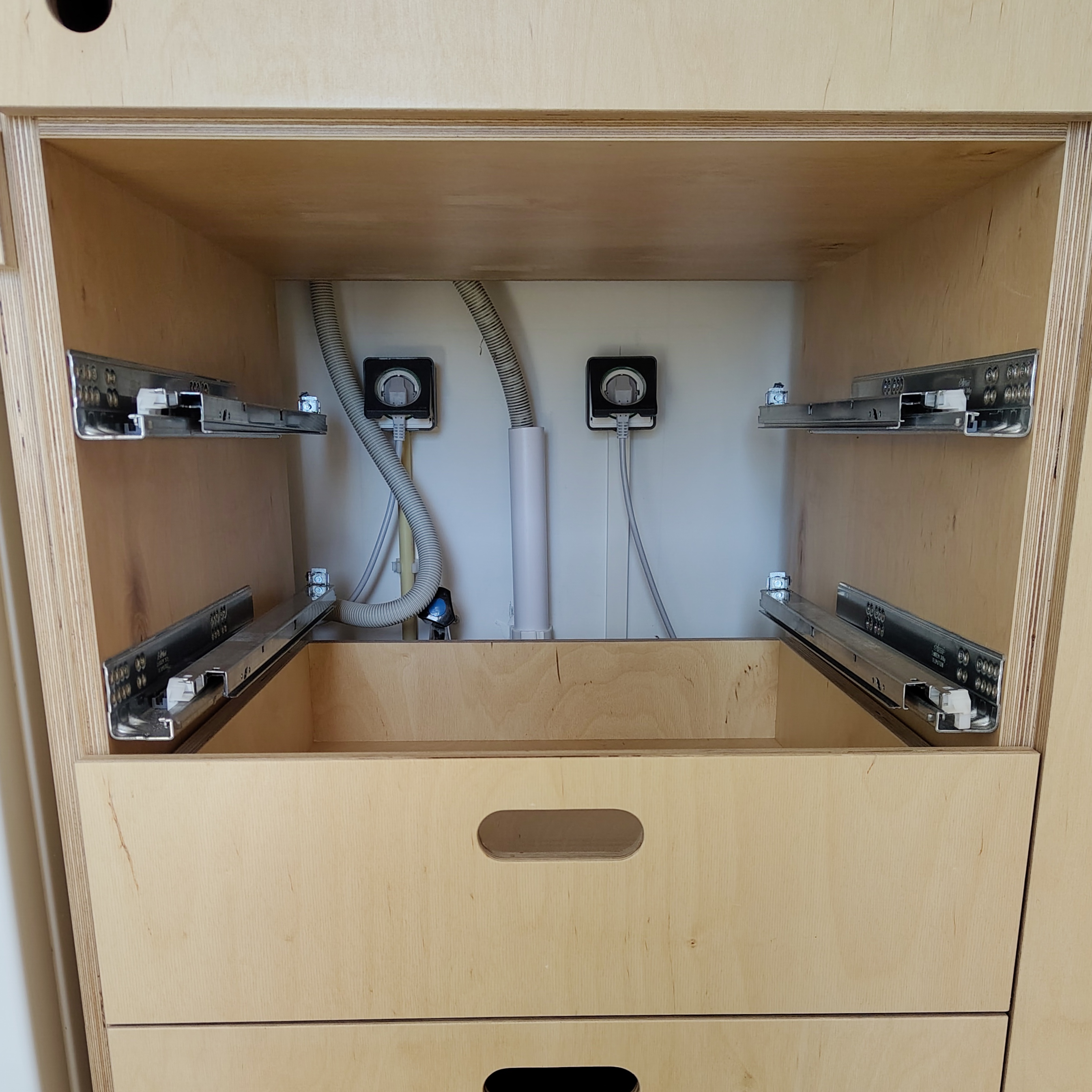 Toegang tot water en elektra achter lades in maatwerk bijkeuken Amersfoort