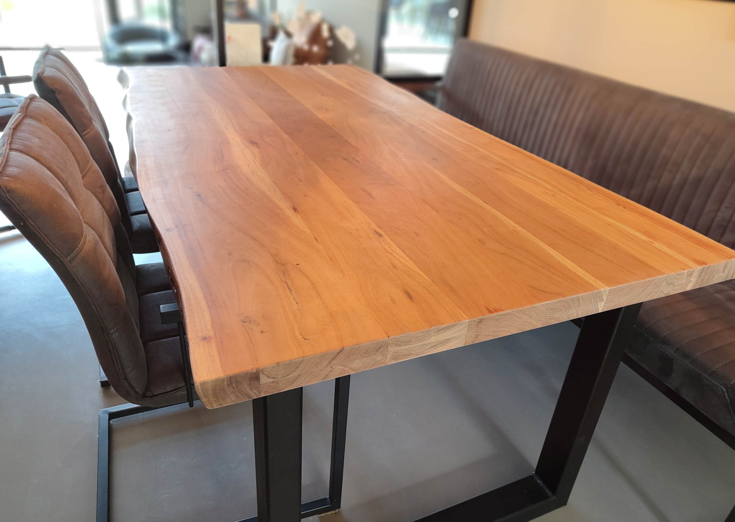 Opgeknapte acacia houten eettafel met vernieuwde afwerking na doffe verkleuring en gebruikssporen