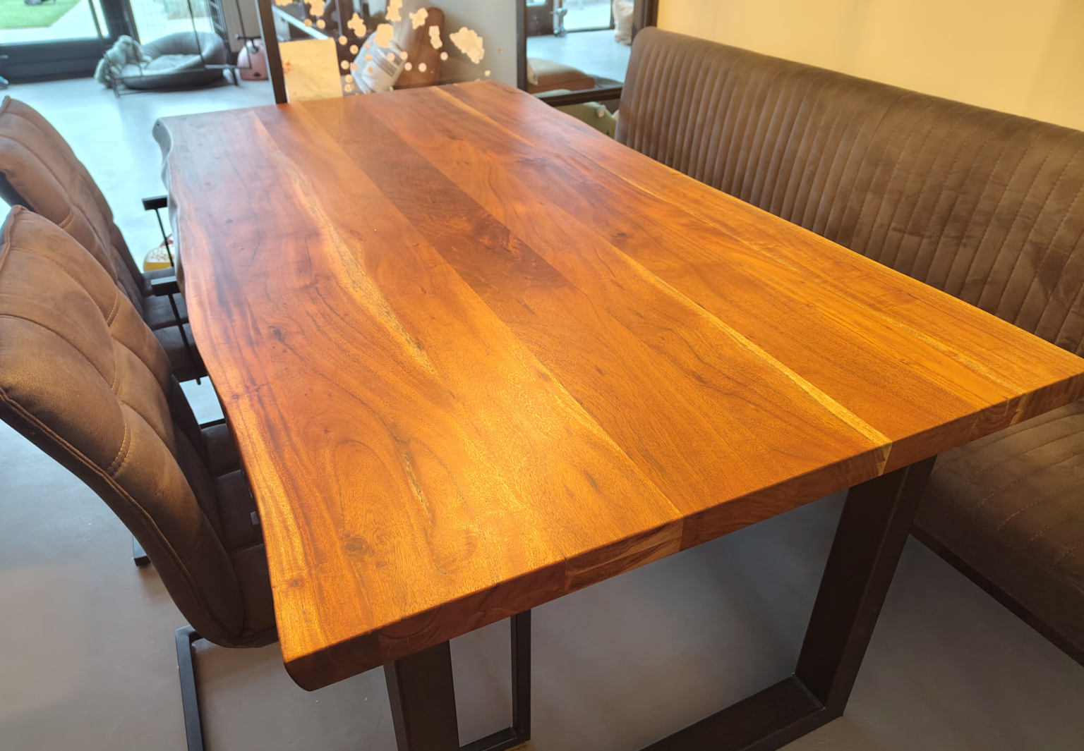 Opgeknapte acacia houten eettafel met vernieuwde afwerking na doffe verkleuring en gebruikssporen
