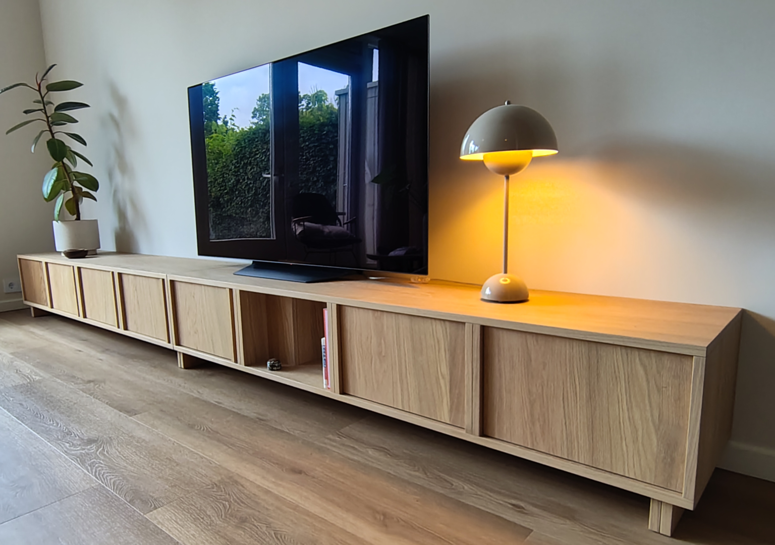 Maatwerk tv-meubel met eiken houtfineer in Japandi-stijl