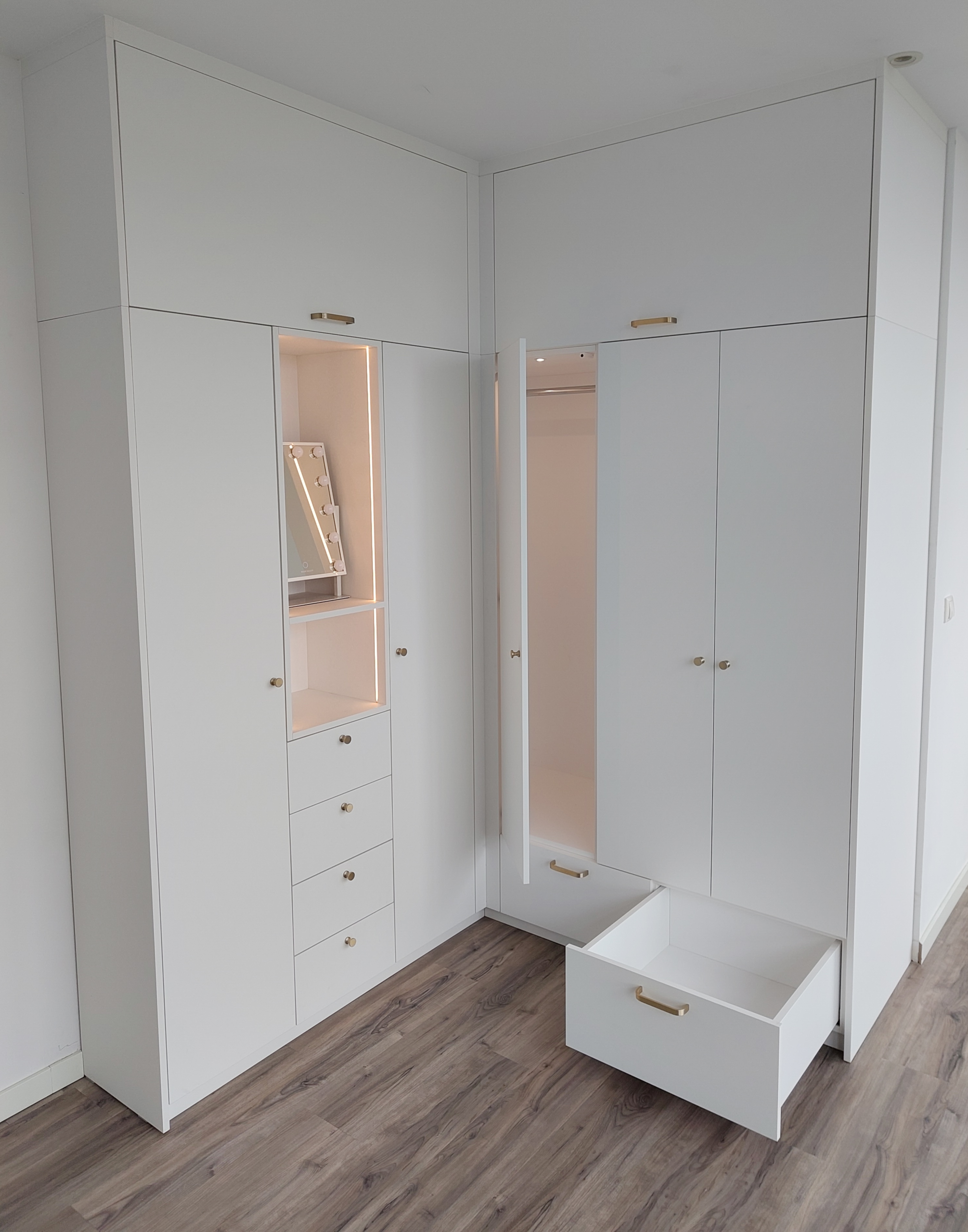 Maatwerk slaapkamerkast in extra mat wit met messing handgrepen in Amersfoort